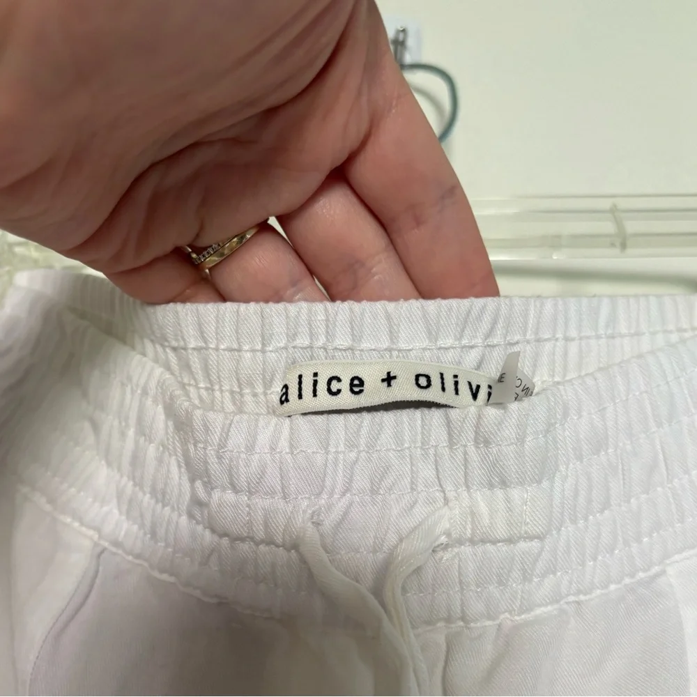 Alice‎ and Olivia Sam Patch Pocket cuff White shorts Small Petite